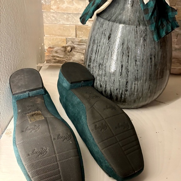 Elegant Dark Green Women's Loafers - Picture 2 of 2